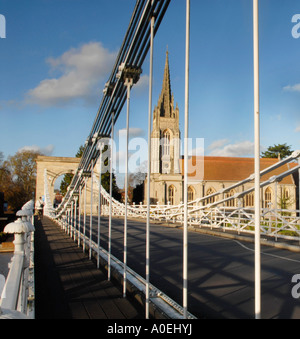 Marlow Hängebrücke Buckinghamshire UK mit All Saints Church im Hintergrund Stockfoto