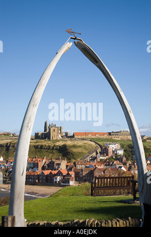 Str. Marys Kirche und St. Hilda Abtei am "East Cliff" eingerahmt "Walknochen" Arch "West Cliff" Whitby North Yorkshire England Stockfoto