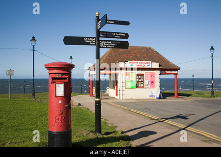 Touristischer Wegweiser rote Säule Kasten und Tierheim am West Cliff Strandpromenade promenade Whitby North Yorkshire England UK Stockfoto