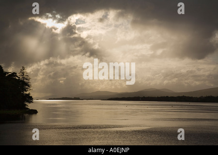 Contra Jour Blick flussabwärts Kenmare im Abendlicht Kenmare Co Kerry Irland Stockfoto