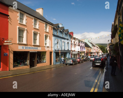 Farbenfrohen Gebäuden Restaurants Geschäfte auf der Hauptstraße in der attraktiven Stadt Kenmare Co Kerry Irland Stockfoto