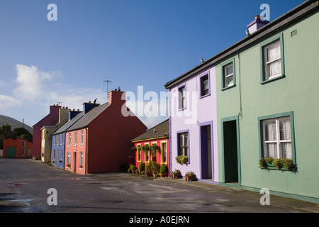 Bunte Häuserzeile in Hauptstraße des historischen Dorf am Ring of Beara touristische Route. Eyeries Co Cork Eire-Irland Stockfoto