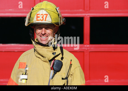 Porträt des Lächelns männlichen Feuerwehrmann in Schutzausrüstung Stockfoto