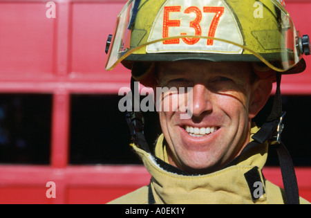Porträt des Lächelns männlichen Feuerwehrmann in Schutzausrüstung Stockfoto