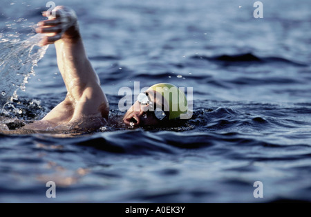 Muskulöser Mann in Brille und Badekappe Schwimmen im Freiwasser Stockfoto