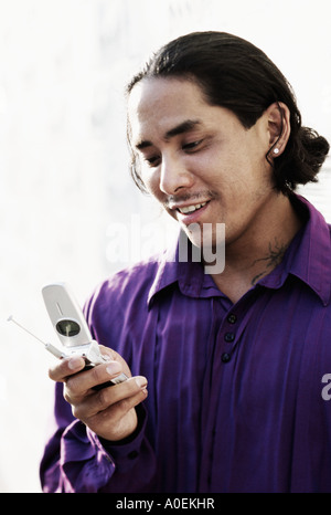 Porträt von glücklicher junger Mann mit Handy Stockfoto