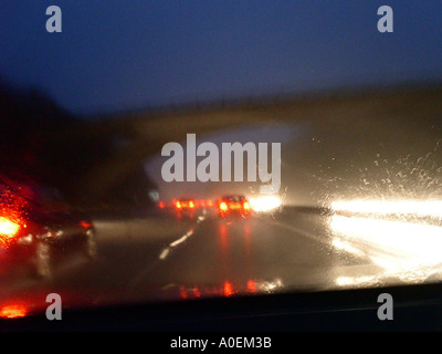 Unscharf und körnig Bild des Regens und des Verkehrs auf M40 nachts Oxfordshire England UK Stockfoto
