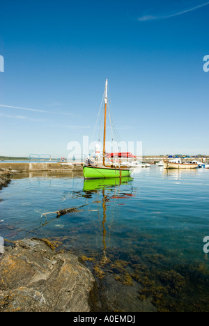 Grüne Segelschiff im britischen Fischerhafen Stockfoto