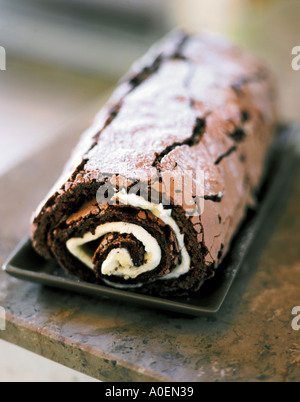 Schoko-Roulade mit frischer Schlagsahne Stockfoto