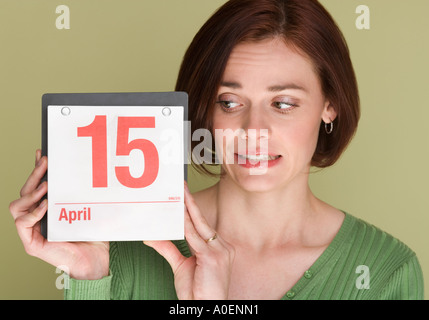 Frau Steuer Frist besorgt Stockfoto