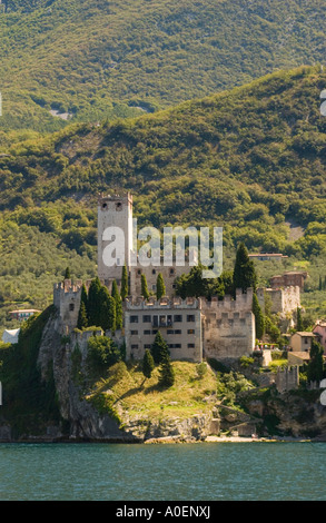 Malcesine Castle am Ufer des Gardasees, Malcesine, Juli 2006: Phillip Roberts Stockfoto