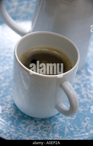 Bohnenkaffee, einfach in der Kanne mit Teesieb sofort gemacht Stockfoto