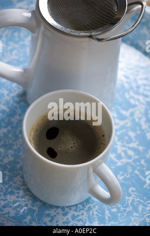 Echte Kaffee einfach im Krug mit Teesieb Stockfoto