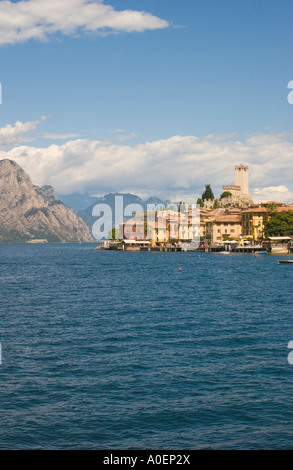 Schloss Malcesine und Stadt am See vom Fährschiff auf dem Gardasee aus gesehen, Italien, Sommer 2006: Phillip Roberts Stockfoto