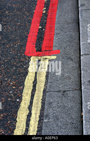 Doppelte rot und doppelte gelbe Linien auf einer Straße im Vereinigten Königreich Stockfoto