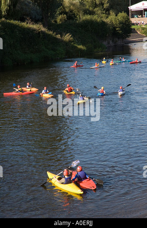 KLEINKINDER MIT INSTRUKTEUR IN KANUS AUF DEM FLUSS WYE IN DER NÄHE VON MONMOUTH WALES UK Stockfoto