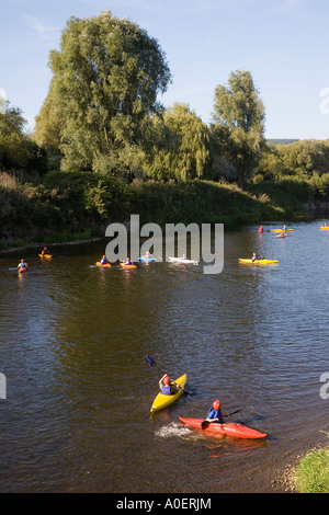 KLEINKINDER MIT INSTRUKTEUR IN KANUS AUF DEM FLUSS WYE IN DER NÄHE VON MONMOUTH WALES UK Stockfoto