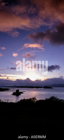 BLICK VOM PORTNACROISH CASTLE STALKER AUF LOCH LINNHE UND BLICK HINUNTER FIRTH OF LORN BEI SONNENUNTERGANG WESTKÜSTE VON SCHOTTLAND Stockfoto