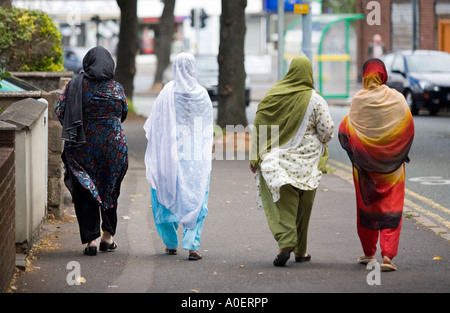 Vier asiatische Frauen zu Fuß entlang einer Straße in Ward Ende Birmingham UK Stockfoto