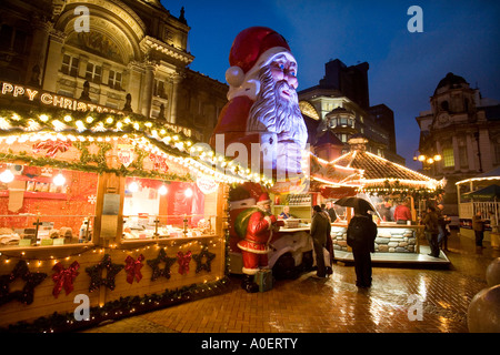 Stände auf dem traditionellen Frankfurter Weihnachtsmarkt die Birmingham UK jedes Jahr in Victoria Square besucht Stockfoto