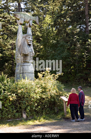 Menschen mit geschnitzten Holzfigur Teil Sami indische Deception Pass Staat Washington state USA Stockfoto