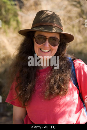 Frau in Hut und Sonnenbrille Lächeln Stockfoto
