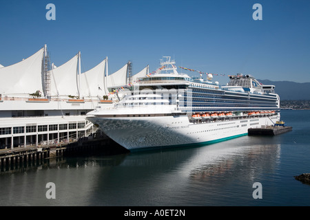Kreuzfahrtschiff vor Anker bei den Pan Pacific Hotel Vancouver Kanada Stockfoto