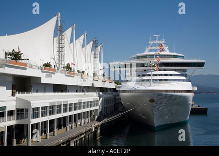 Kreuzfahrtschiff vor Anker bei den Pan Pacific Hotel Vancouver Kanada Stockfoto