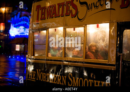 Eine traditionelle Straßenbahn im Regen in der Nacht am Seebad Blackpool, UK. Stockfoto