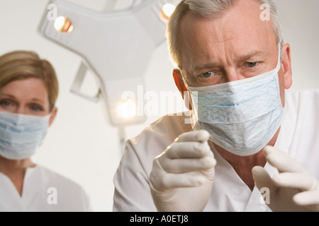 Porträt des Zahnarztes mit Hygieniker Stockfoto