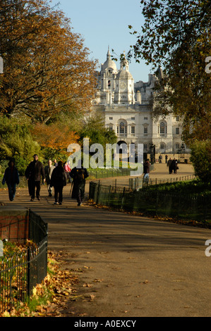 Menschen, die ein Spaziergang in St James Park im Herbst mit Horse Guards Parade und Whitehall Gebäude in der Ferne, London, UK Stockfoto