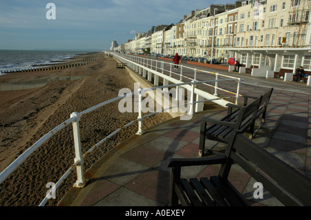 Blick auf das Meer und Strand zurück in die Ferne Hastings, East Sussex, England, UK Stockfoto