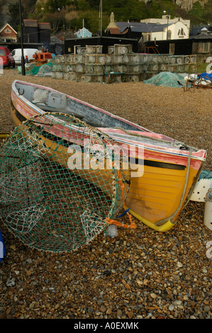 Bunte Ruderboot und Lobster Pot auf dem Stade Angeln Strand Hastings Sussex England Stockfoto