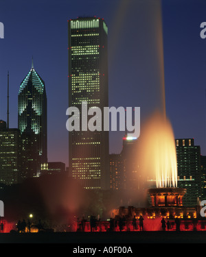 Buckingham Fountain im Grant Park und die Skyline, Chicago Stockfoto