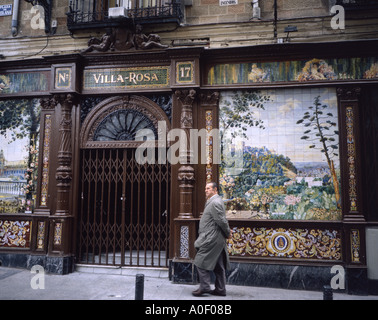 Mann zu Fuß vorbei an der gefliesten Fassade des Villarosa auf der Plaza de Santa Ana Madrid, Spanien Stockfoto