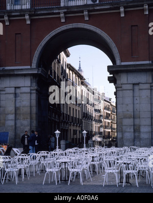 Leere Tische und Stühle in der Plaza Mayor Madrid, Spanien Stockfoto