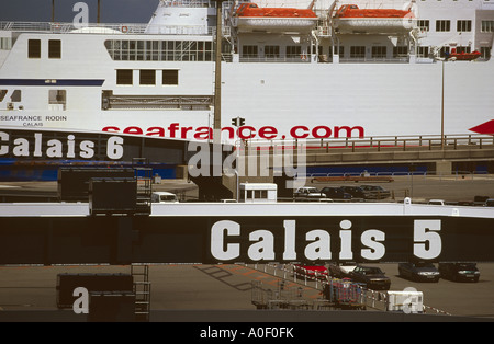 Seitenansicht des Passagier-Fähre SeaFrance Rodin vertäut im Hafen von Calais Frankreich. Stockfoto