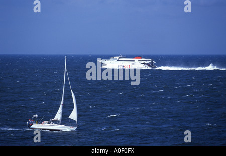 SeaCat Katamaran und Segeln Boot vorbei an einander im Ärmelkanal. Stockfoto