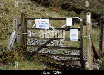 Geschlossene Wanderweg im ländlichen England während der Ausbruch der Maul- und Klauenseuche Stockfoto