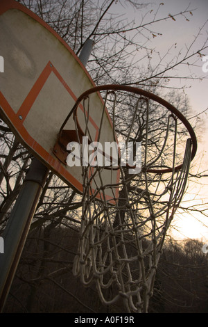 Basketballkorb in einem Hinterhof Stockfoto