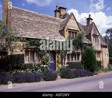 Einen ruhigen Sommertag in der Cotswold-Dorf Stanton mit den Blumen heraus Seite die cottages Stockfoto