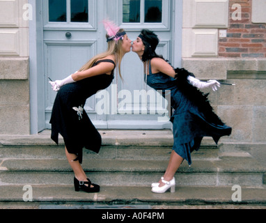 Zwei Mädchen in 1930er Jahren Kleider Flapper küssen Stockfoto