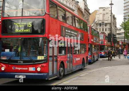 Eine Linie von London Busse Nase zu Endstück im ruhenden Verkehr. Stockfoto