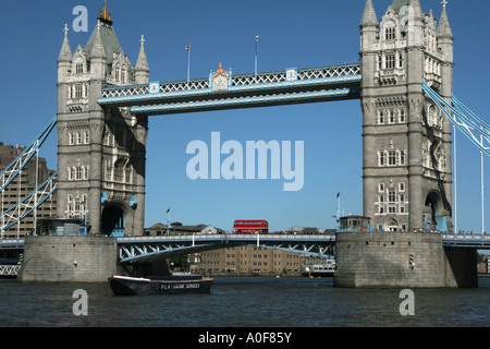 Tower Bridge und ein Routemaster Bus. Stockfoto