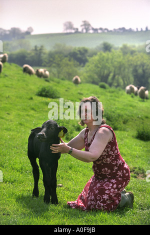 FRANCES WOOD A BUFFALO BAUER AUS WEST CRANMORE SOMERSET UK EIN 10 TAGE ALTEN KALB Stockfoto