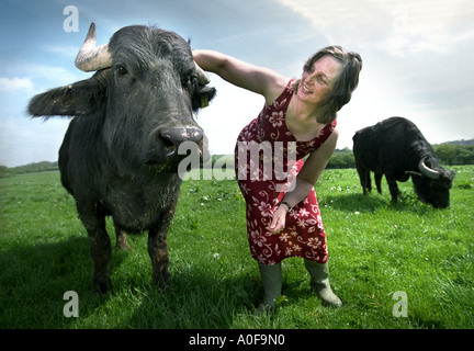 FRANCES WOOD A BUFFALO BAUER AUS WEST CRANMORE SOMERSET UK Stockfoto