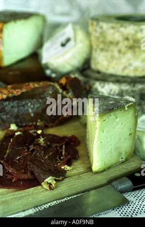 EIN STÜCK VON JUNAS HERDE KÄSE UND ANDERE PRODUKTE EINSCHLIEßLICH PASTRAMI IAMBORS KÄSE AUS EINEM BÜFFEL IN WEST CRANMORE SOMERSET UK Stockfoto