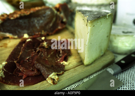 EIN STÜCK VON JUNAS HERDE KÄSE UND ANDERE PRODUKTE EINSCHLIEßLICH PASTRAMI IAMBORS KÄSE AUS EINEM BÜFFEL IN WEST CRANMORE SOMERSET UK Stockfoto