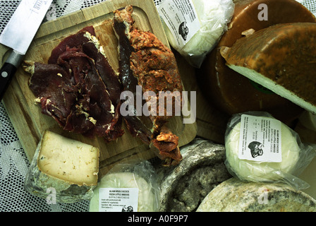 EIN STÜCK VON JUNAS KÄSE UND ANDERE PRODUKTE MIT PASTRAMI UND IAMBORS KÄSE Stockfoto