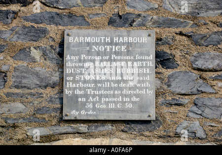 Beachten Sie auf der Wand des Hafens in Barmouth Gwynedd North Wales UK Stockfoto